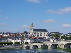 La cathédrale Saint-Louis et le pont Jacques-Gabriel sur la Loire, Blois
